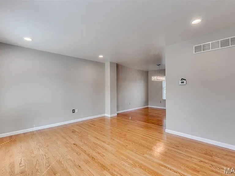 340 Emmanuel Ct — Photo 5