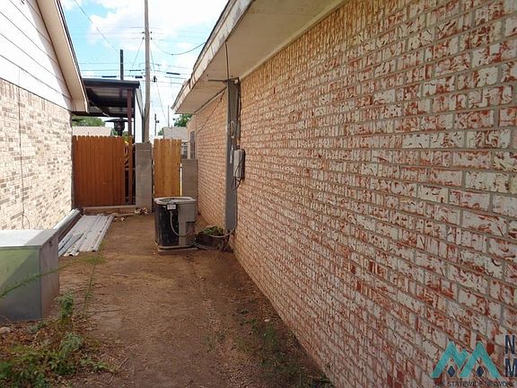 3rd image of 121 E Aspen St