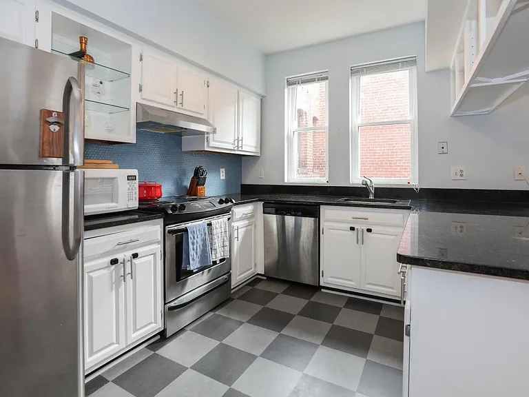 1822 Vernon St NW #302 — Photo 4