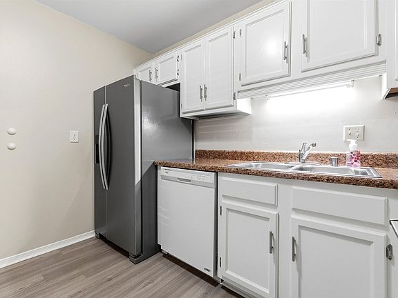 4th image of 15 Oak Forest Pl