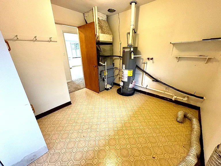 Utility/laundry room with washer/dryer hookups