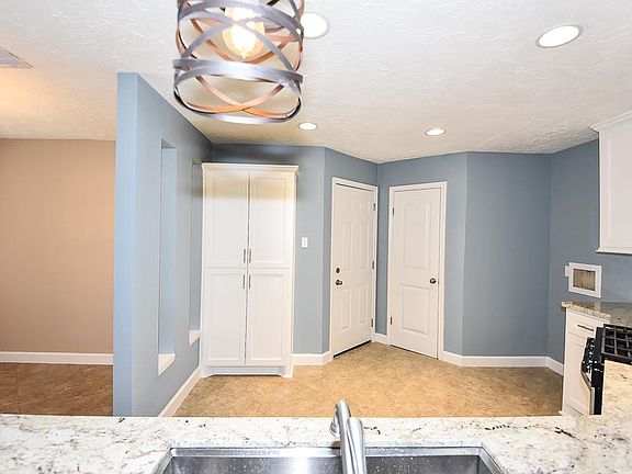 4th image of 411 Village Creek Dr