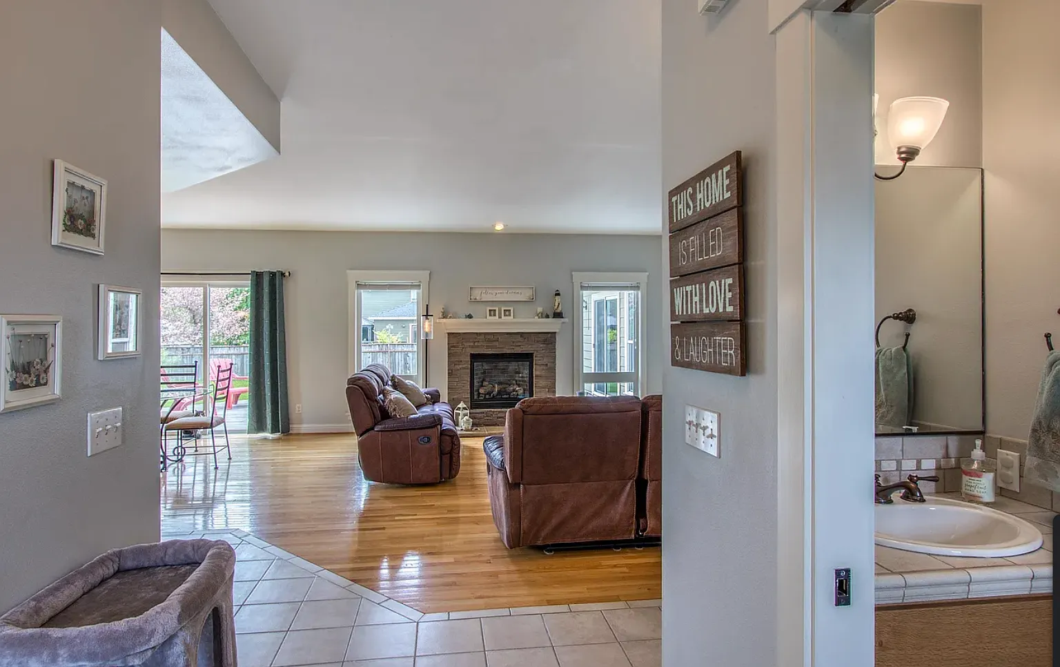 4 bed, 2.5 bath, 1952 sqft, $2,995 — Photo 3