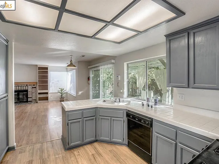 4973 Ridgeview Dr — Photo 2