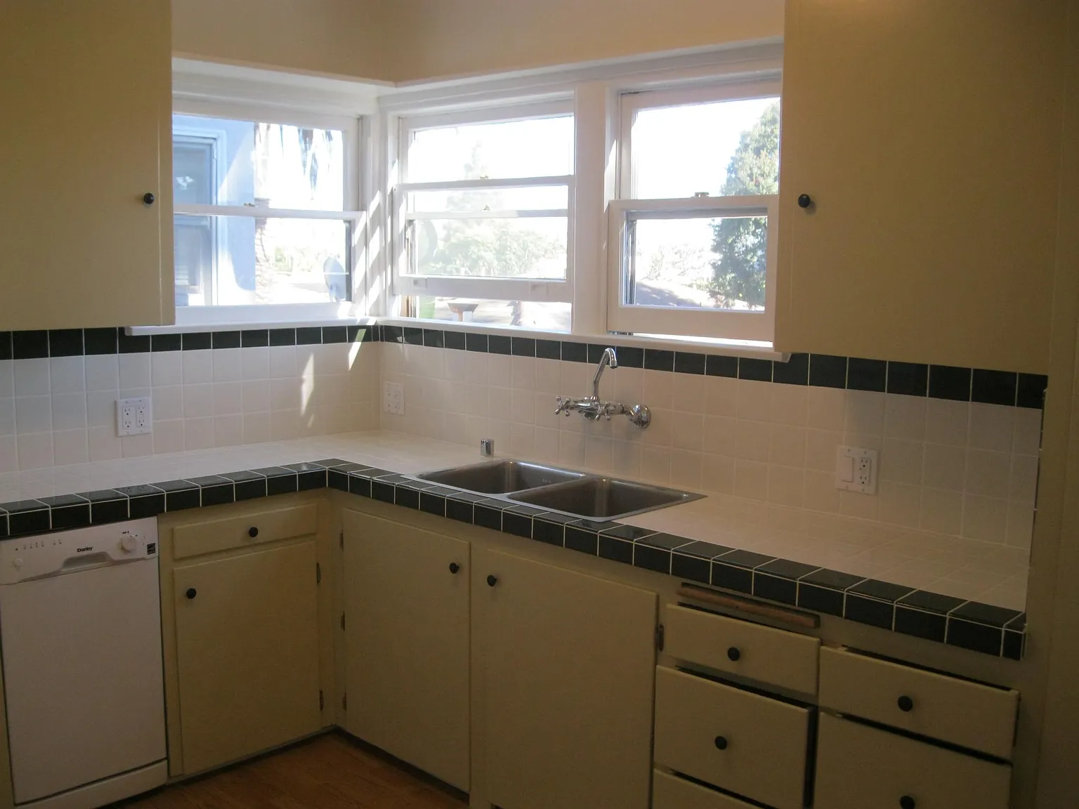 2 bed, 1000 sqft, $4,000 — Photo 4