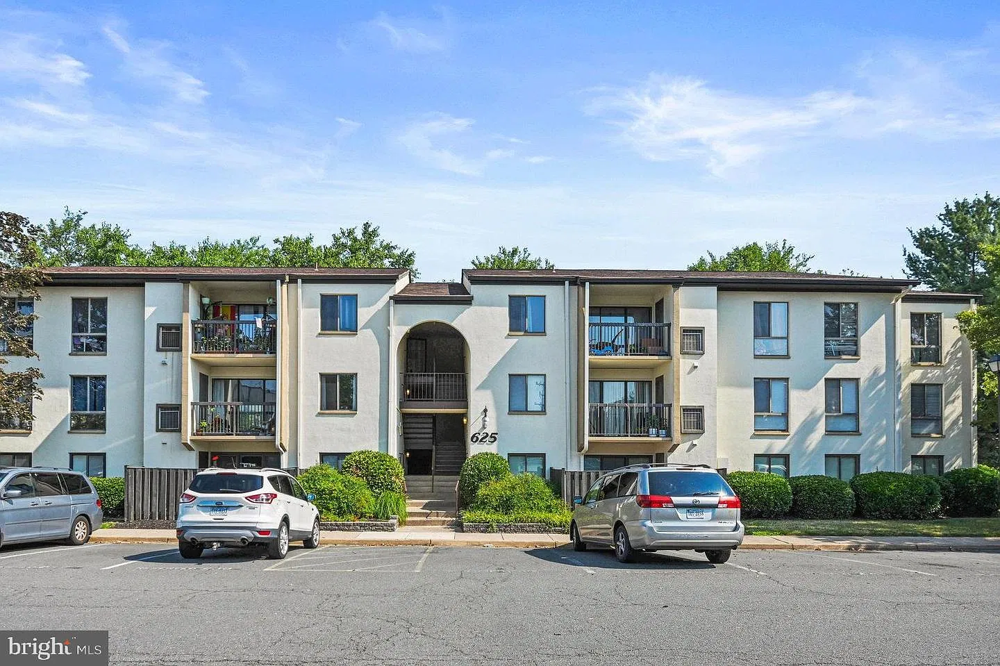 3 bed, 1305 sqft, $3,090 — Photo 2