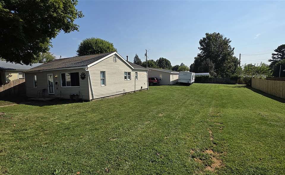 2nd image of 1106 Maple St