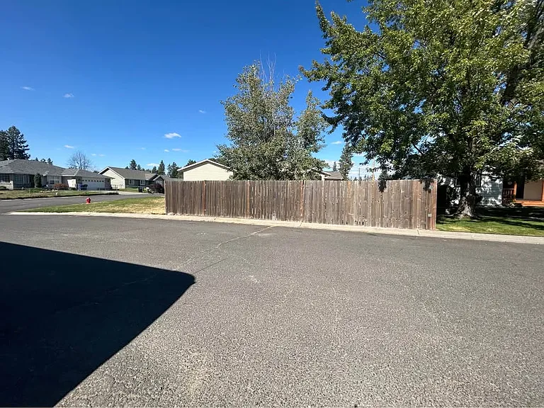 Side view - fenced back yard