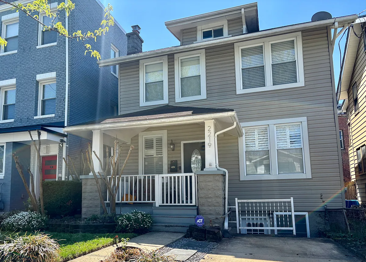 Building Photo - 2219 Kearny St NE