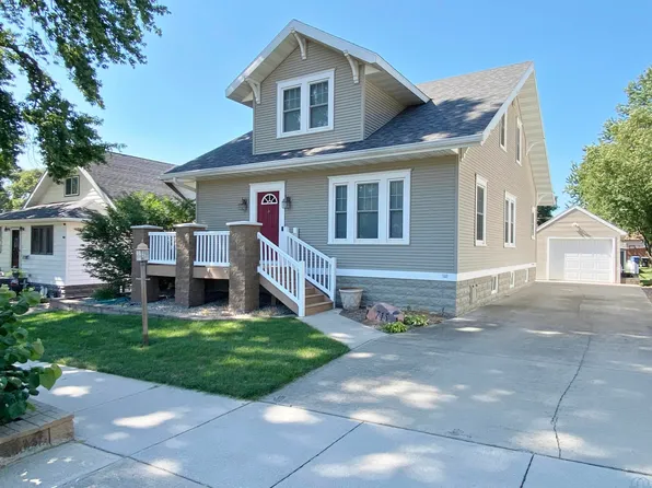 715 1st St SE, Le Mars, IA 51031