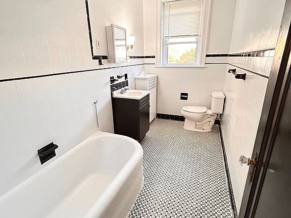 4th image of 1521 W Union St #102