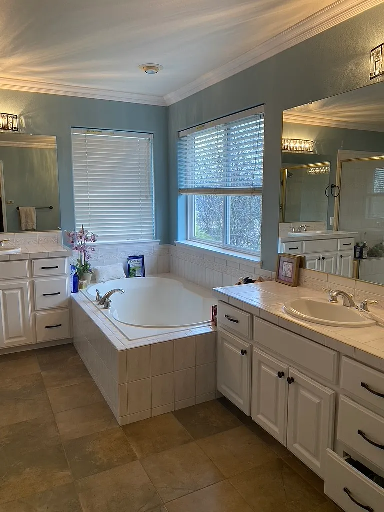 5 bed, 3282 sqft, $4,800 — Photo 4