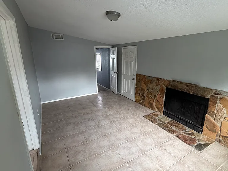2219 E Annie St — Photo 6