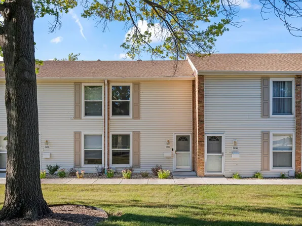 1910 Huntington Blvd, Hoffman Estates, IL 60169