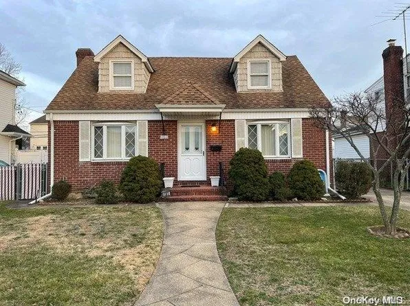 161 Colonial Avenue, Williston Park, NY 11596