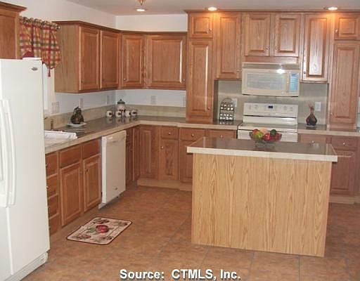 5th image of 5 Applewood Dr