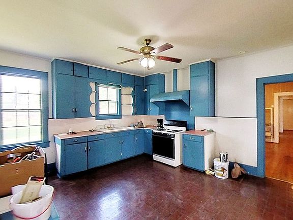 3rd image of 102 Andrus Ln
