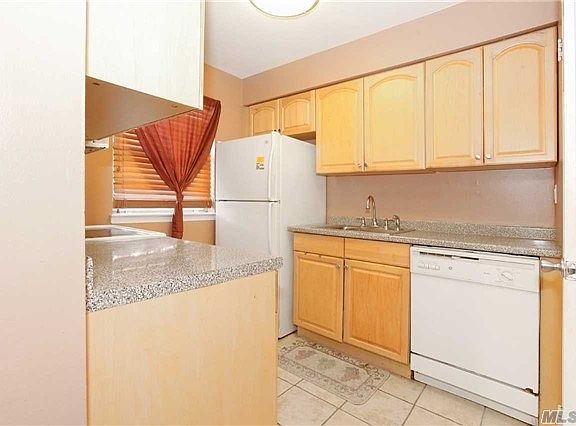 4th image of 208 Towne House Vlg