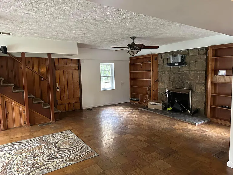 385 Riverside Dr — Photo 31
