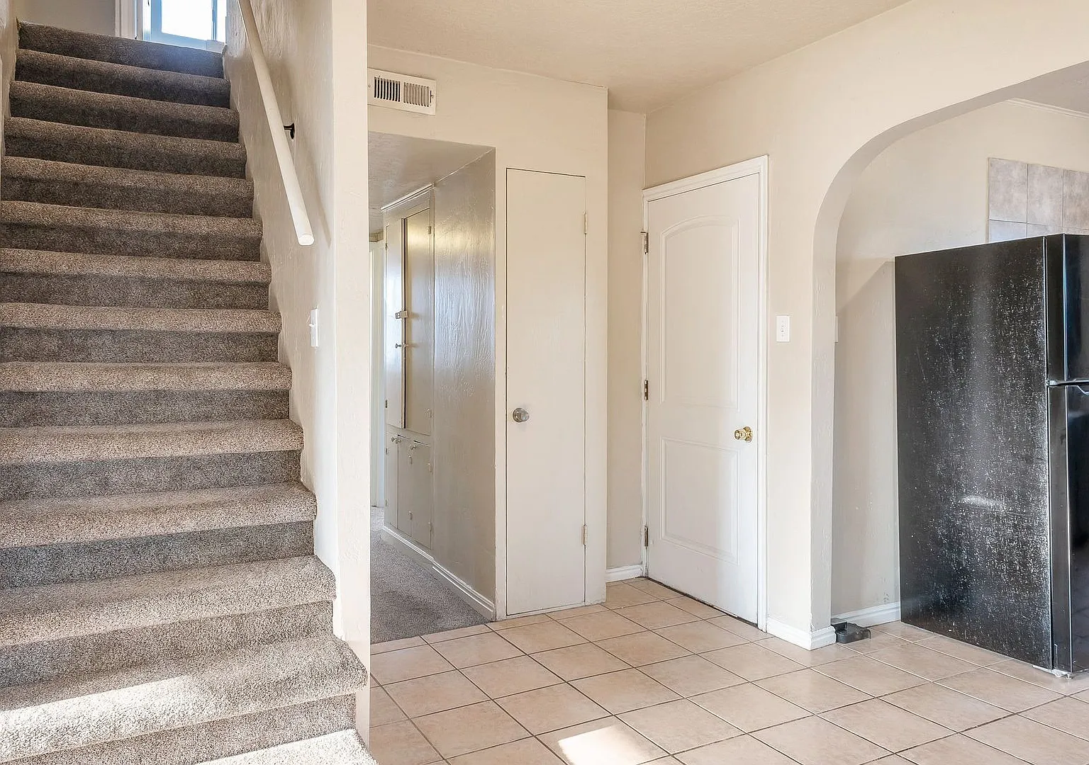 Quaint 4 Bedroom Bungalow Style Home With Spacious Backyard — Photo 2