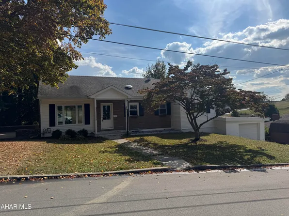 712 W Sample St, Ebensburg, PA 15931
