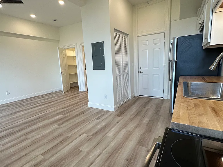 930 Summit Ave #1 — Photo 8