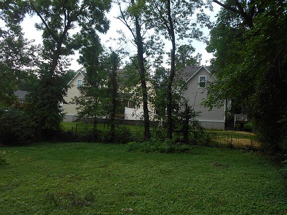 4th image of 636 E Argonne Dr