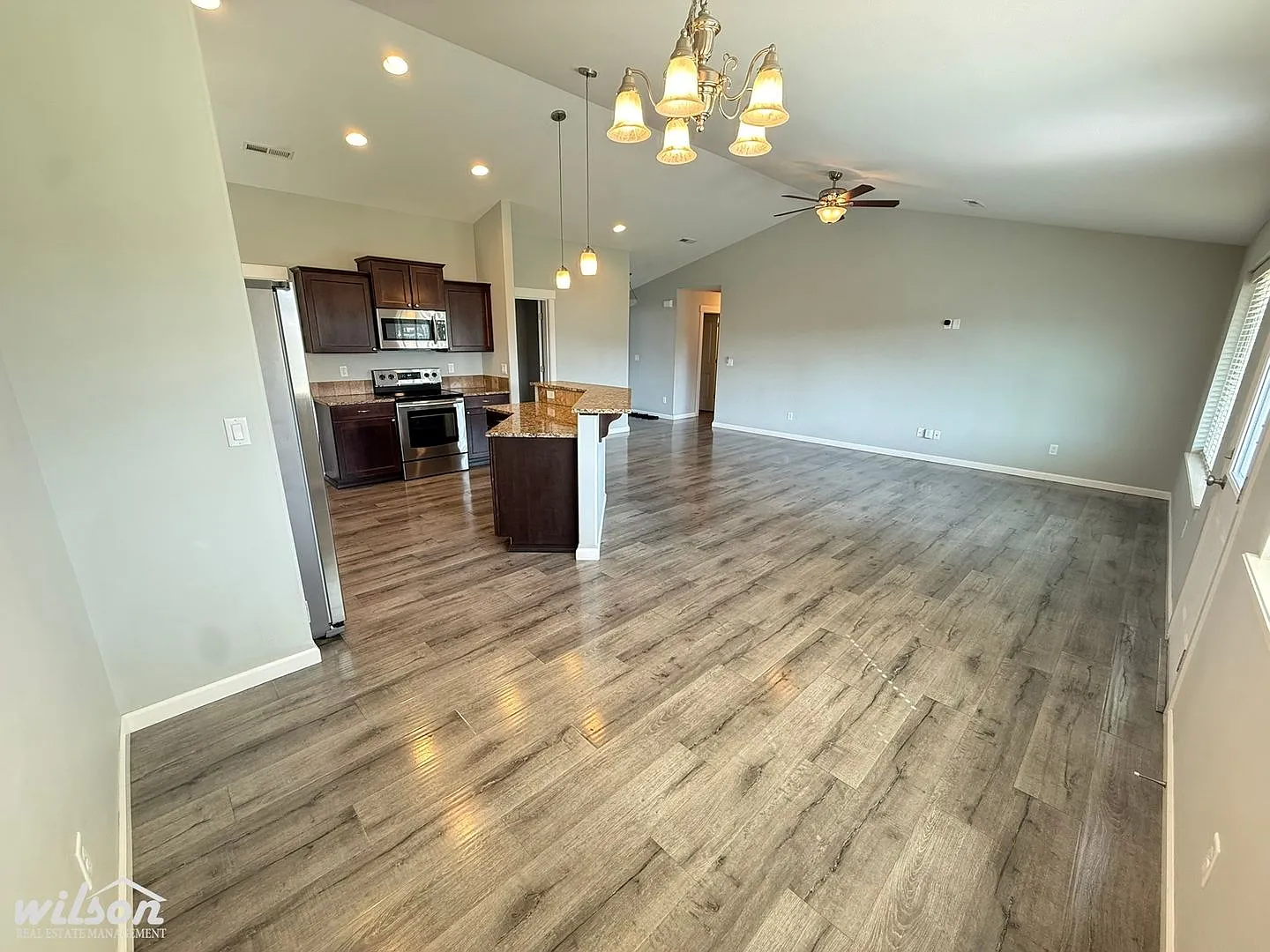 Modern West Valley 3bd/2ba House with 3 Car Garage! — Photo 4