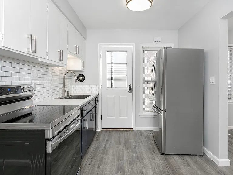 127 E Hazelhurst St #127 — Photo 8