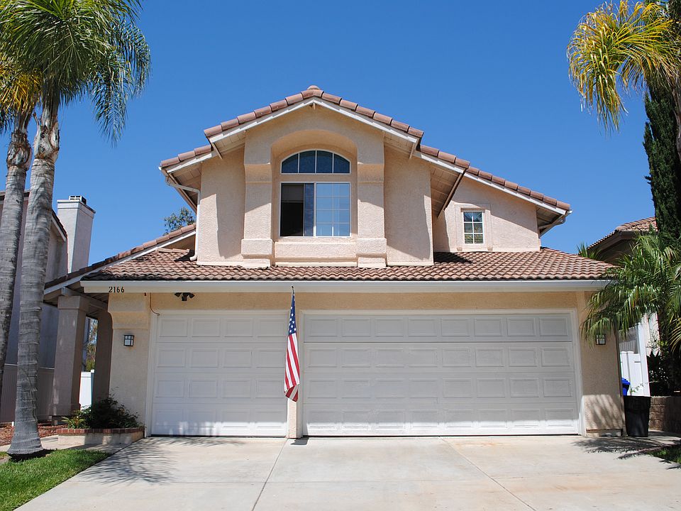 Front of home w/3 car gar.