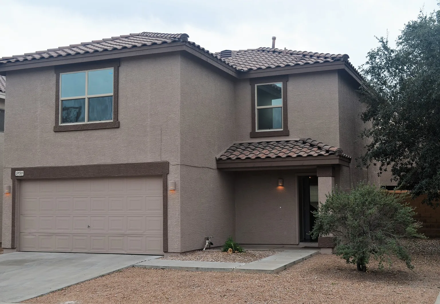 Excellent 3 bedroom/2.5 bath/2 car/1600 sqft remodeled home in Chandler. — Photo 1