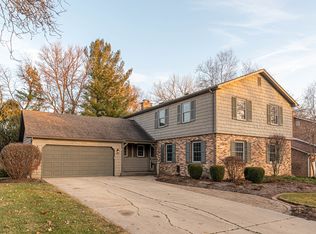 725 N Willow Wood Dr, Palatine, IL 60074