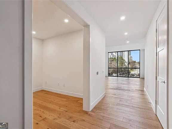 4th image of 2425 Peachtree Rd #501