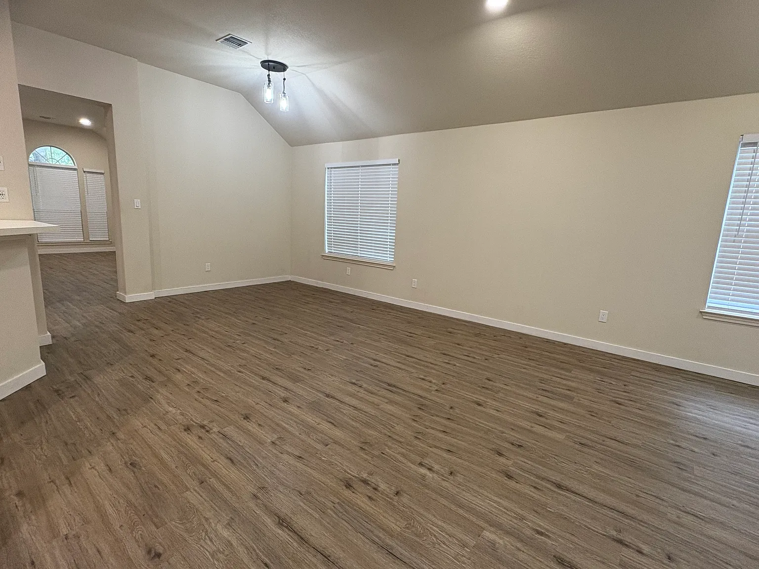 4 bed, 1886 sqft, $2,600 — Photo 2