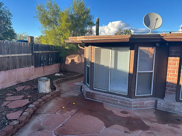 E 2nd Pl — Photo 46