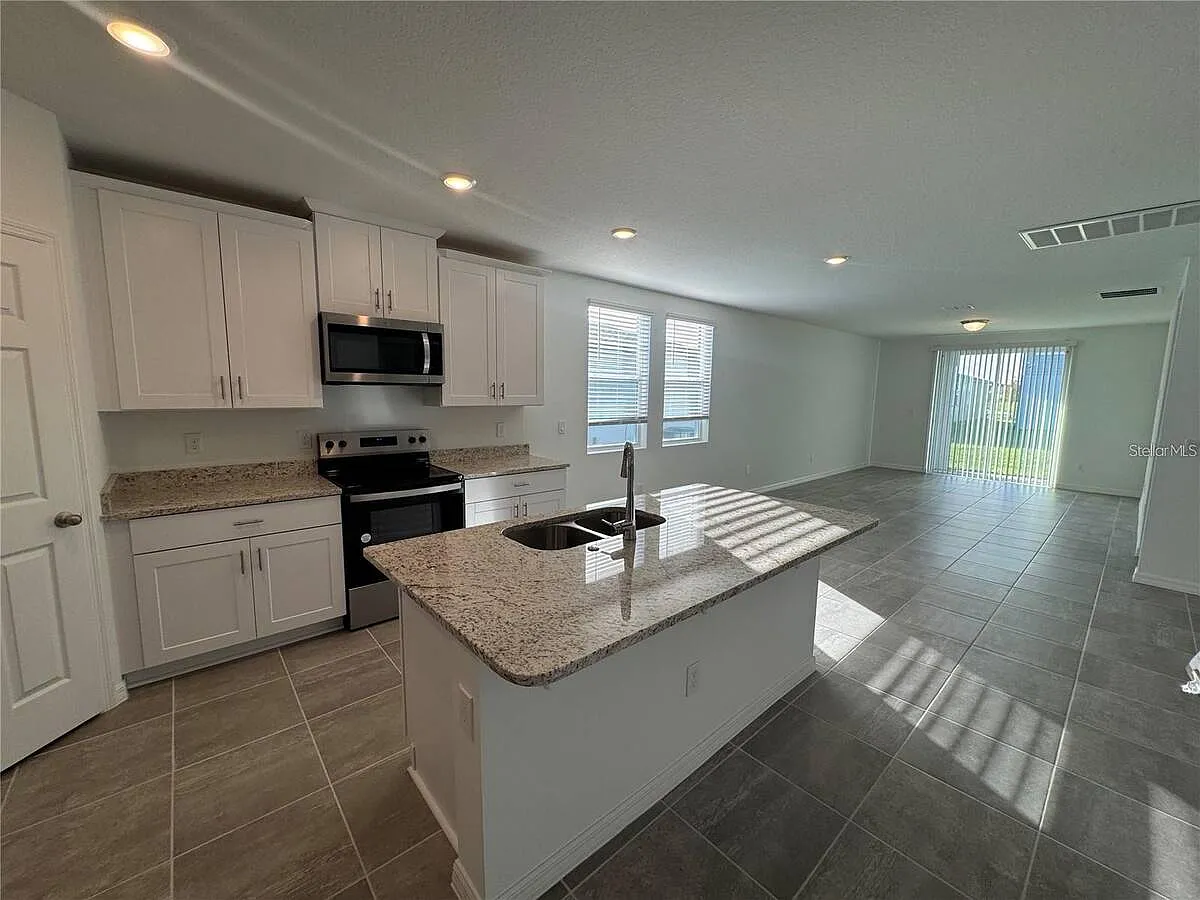 3 bed, 2.0 bath, 1680 sqft, $2,200 — Photo 2