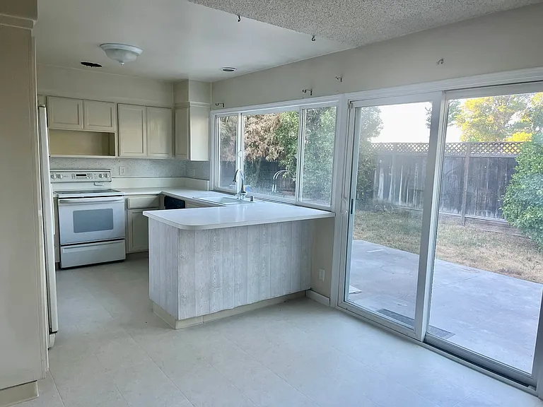 6404 Felder Dr — Photo 3