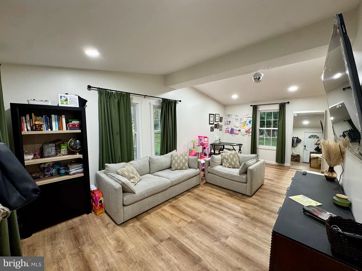 3 bed, 1.0 bath, 972 sqft, $2,800 — Photo 3