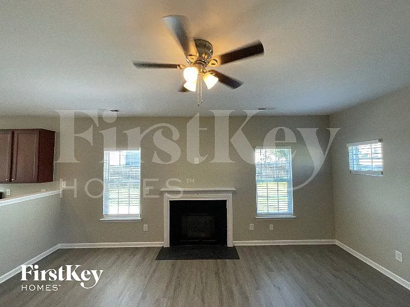 4 bed, 2.5 bath, 2726 sqft, $2,200 — Photo 2