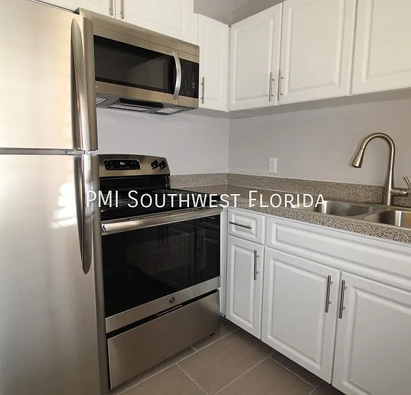 3001 Bee Ridge Rd #121 — Photo 2