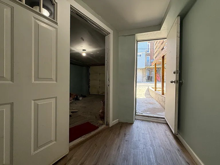 212 E Sheldon St — Photo 38