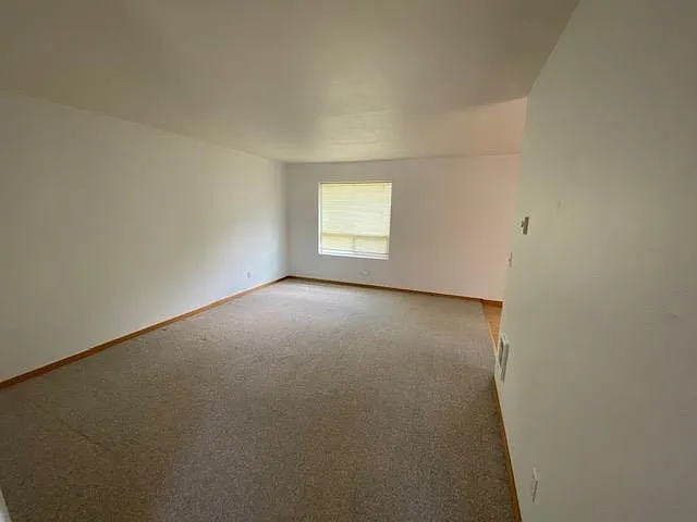 246 S Dolphin St — Photo 2