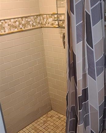 5th image of 807 Turner St APT 1
