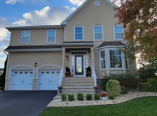 72 Violet Ct, Monroe Township, NJ 08831