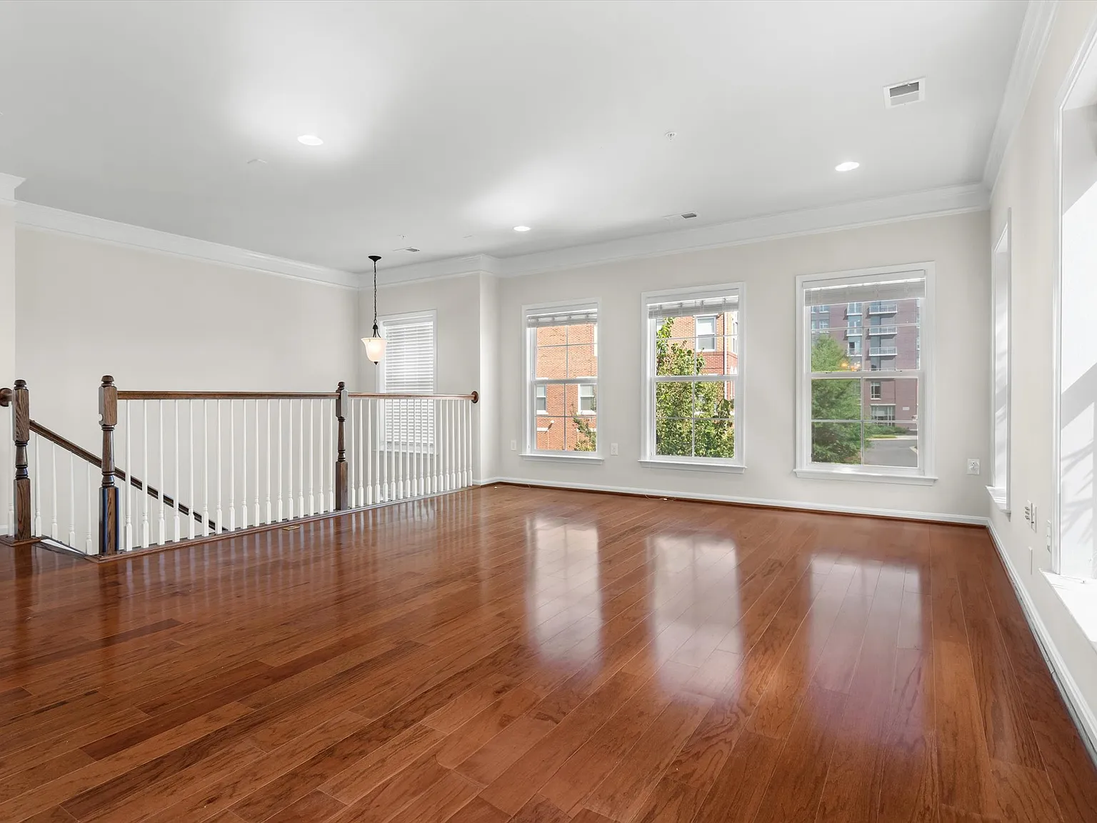3 bed, 2294 sqft, $3,725 — Photo 3
