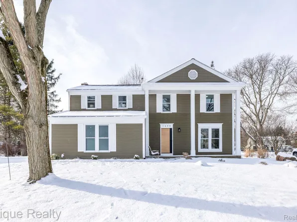 1499 W Horseshoe Bend Dr, Rochester, MI 48306