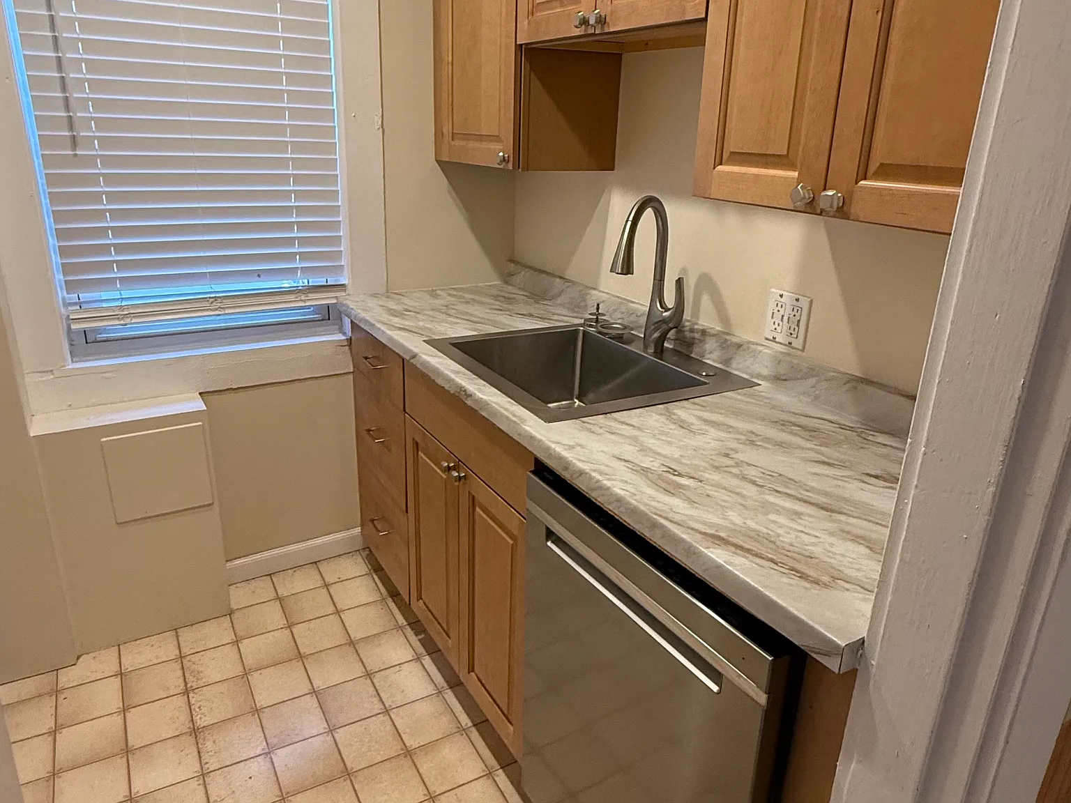 3 bed, 1300 sqft, $2,400 — Photo 3