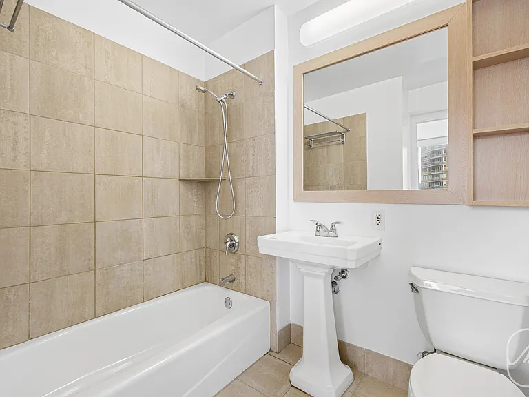 561 10th Ave #17B — Photo 8