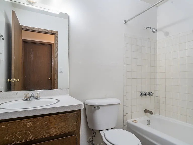 2 Bed / 1 Bath - 1,000 SF - Unrenovated Bathroom 2 Bed / 1 Bath - 1,000 SF - Unrenovated Bathroom