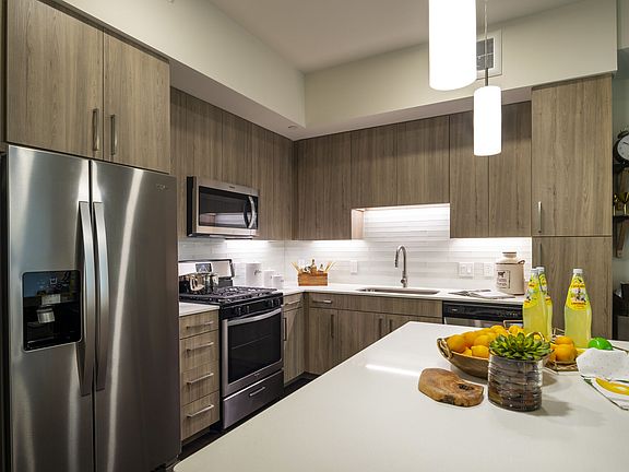 3rd image of 3120 Smith St #725